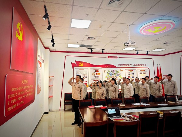 7月17日下午，乙二醇車間黨支部開展”同過政治生日 永葆黨員本色“主題黨日活動，黨員們重溫入黨誓詞.jpg