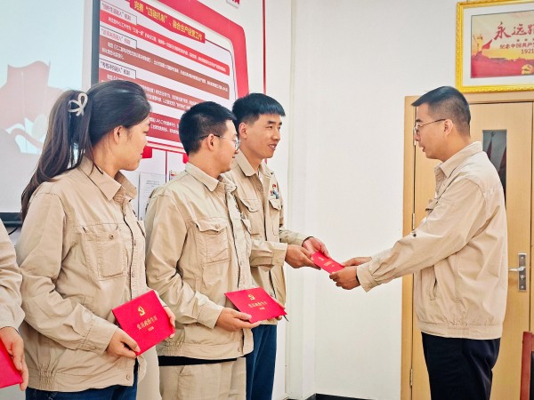 7月17日下午，乙二醇車間黨支部開展”通過政治生日 永葆黨員本色“主題黨日活動，支部書記楊磊為過”政治生日“黨員贈送賀卡.jpg