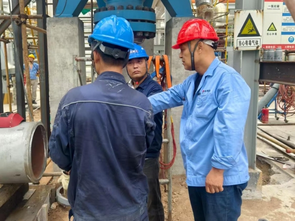 011754013861164663.jpg 檢修現(xiàn)場,李風明進行防暑降溫安全叮囑.jpg