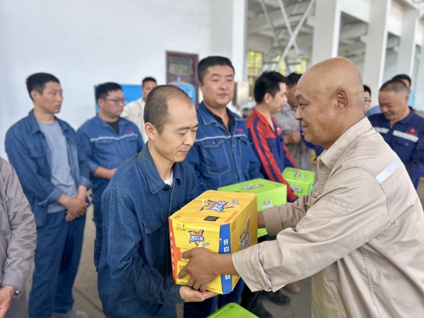 011754013901110785.jpg 李風明給外協(xié)“弟兄們”發(fā)放“清涼關(guān)愛”物品.jpg