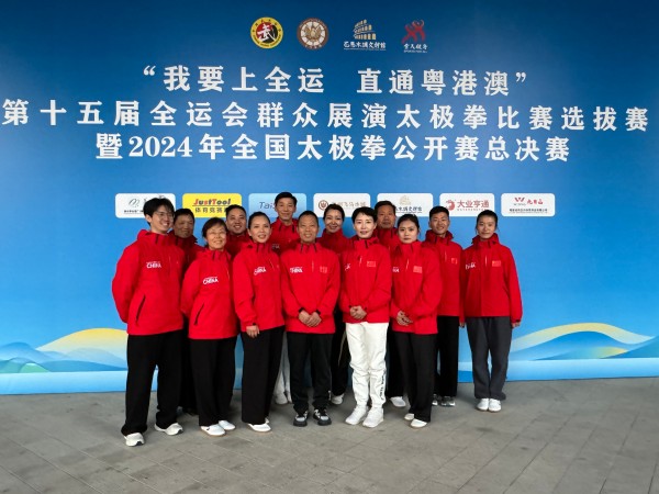 051754364844211008.jpg 苑寶劍和隊(duì)友在全運(yùn)會(huì)賽場(chǎng)合影留念(后排左一為苑寶劍).jpg