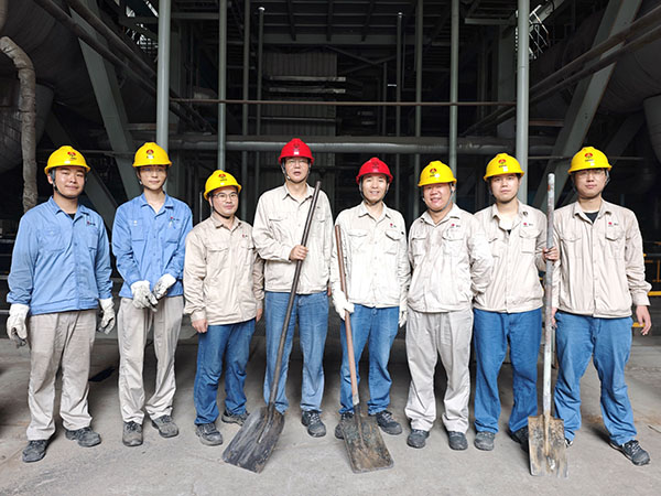 8月8日早上，動力車間組織黨員、團(tuán)員清理地溝淤泥后，在鍋爐前合影   600.jpg