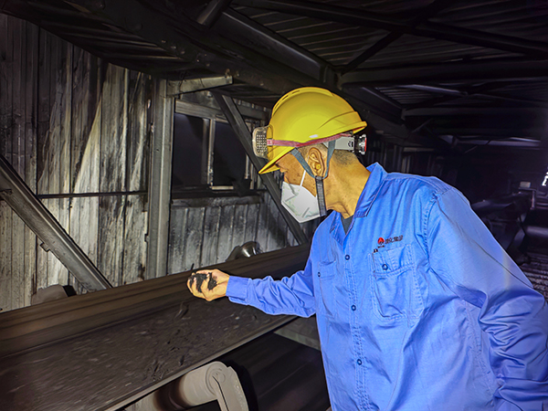 8月14日晚，動力車間運行一班班長閆海斌在原料上煤皮帶處查看燃煤情況 (1).jpg