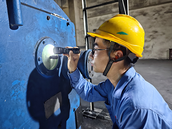 8月14日，動力車間三期現(xiàn)場，運行人員正在給煤機處檢查給煤情況 (1).jpg