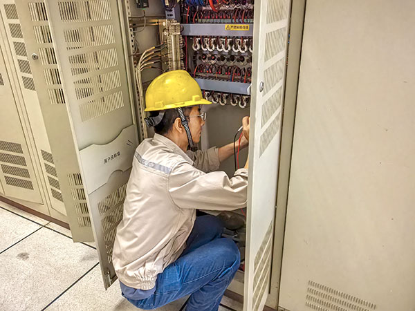 8月20日，電氣人員李強(qiáng)正在排查故障.jpg