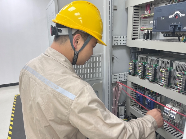 301756522567428542.jpg 檢修人員對(duì)二次回路線清灰緊固檢查.jpg