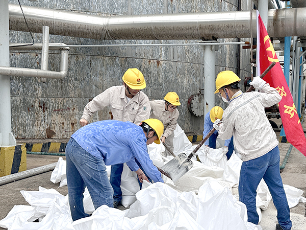 9月10日，動力車間脫鹽水工段團員突擊隊正在分裝石英砂.jpg