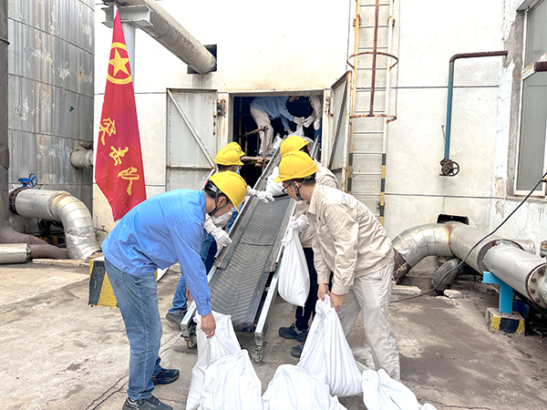 9月10日，動力車間脫鹽水工段團員突擊隊正在裝填石英砂.jpg