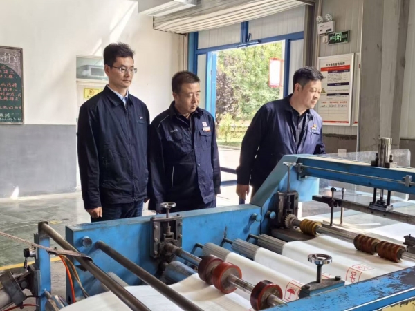 9月22日，延長石油物流包裝制品分公司總經(jīng)理在重載膜車間，結(jié)合生產(chǎn)實(shí)際，向渭河塑業(yè)考察人員詳解工藝與管理要點(diǎn)。.jpg