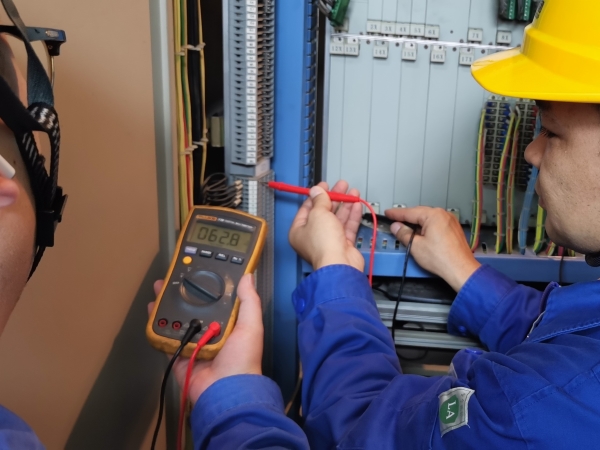 211761005401537069.jpg 正在檢查直流對(duì)地電壓.jpg