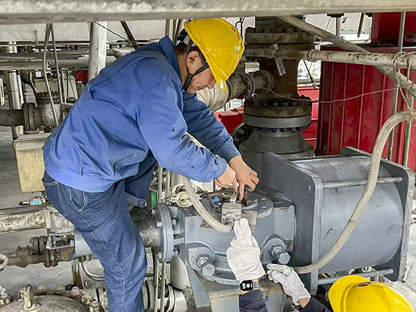 11月7日立冬當(dāng)天，冒著寒風(fēng)細(xì)雨，計(jì)控電儀部儀表工們正在現(xiàn)場進(jìn)行檢修工作，為冬季裝置平穩(wěn)運(yùn)行筑牢安全屏障3  futu.jpg