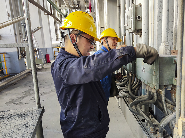 11月7日立冬當(dāng)天，冒著寒風(fēng)細(xì)雨，計(jì)控電儀部儀表工們正在現(xiàn)場進(jìn)行檢修工作，為冬季裝置平穩(wěn)運(yùn)行筑牢安全屏障.jpg