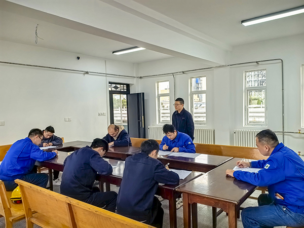 141763110589119787.jpg 2025年11月13日下午,物料車(chē)間班組長(zhǎng)常用安全生產(chǎn)標(biāo)準(zhǔn)規(guī)范匯編學(xué)習(xí)筆答考試現(xiàn)場(chǎng)。.jpg