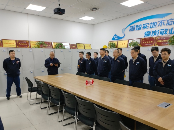 201763604104140027.jpg 圖1 交接班會(huì)韓主任重點(diǎn)傳達(dá)防凍方案。.jpg