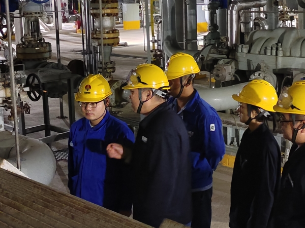 201763604209108615.jpg 圖2 班長(zhǎng)現(xiàn)場(chǎng)教學(xué)防凍操作技能。.jpg