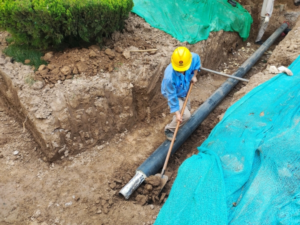 檢修人員修整坑道，利于管口對接 (1).jpg