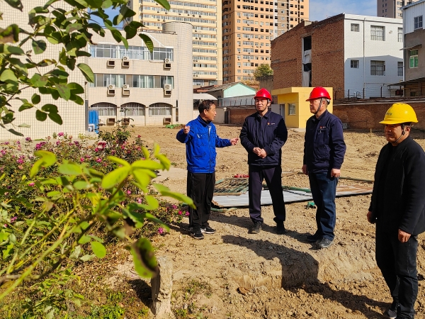 11月20日上午，集團公司黨委書記、董事長、總經理趙強親臨辦公樓南側綠化改造升級工程現(xiàn)場實地督導工作-1.jpg
