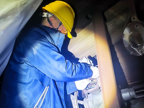 261764118565620217.jpg 電氣作業(yè)人員對故障設備進行檢修.jpg