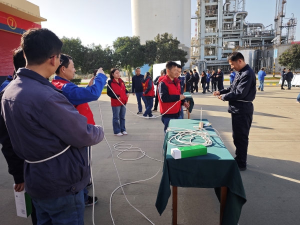 11月27日，在計控電儀部副部長沈敬輝的帶領(lǐng)下，員工們積極參與逃生繩結(jié)“生死時速”活動.jpg