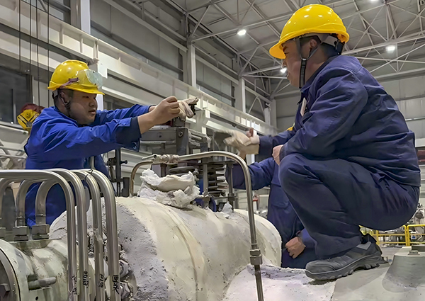 121765524362282154.jpg 肖睿與車間技術員在調節(jié)閥處架設百分表 600.jpg