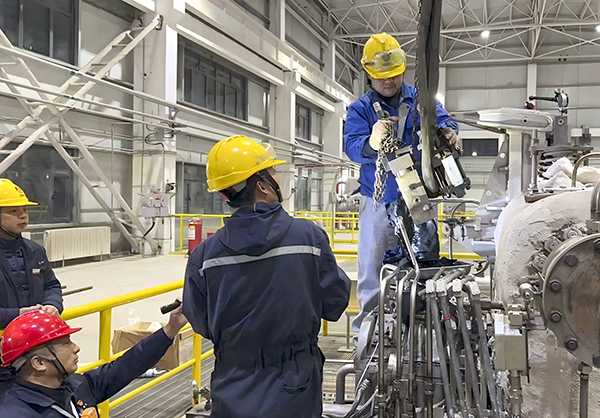 121765524380109690.jpg 李旭東與肖睿吊裝舊油動機 600.jpg